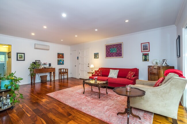 living rm view to entrance - 1329 Yale St
