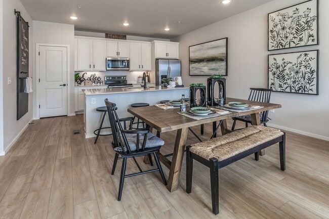 Building Photo - Luxury Condo - Water, Sewer, Basic Internet Included!