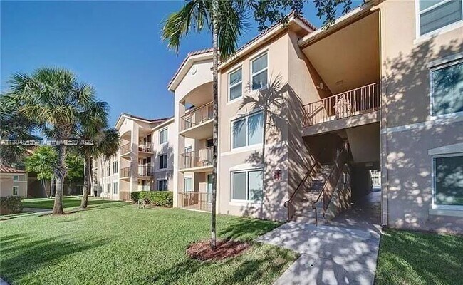 Building Photo - 1117 Villa Cir