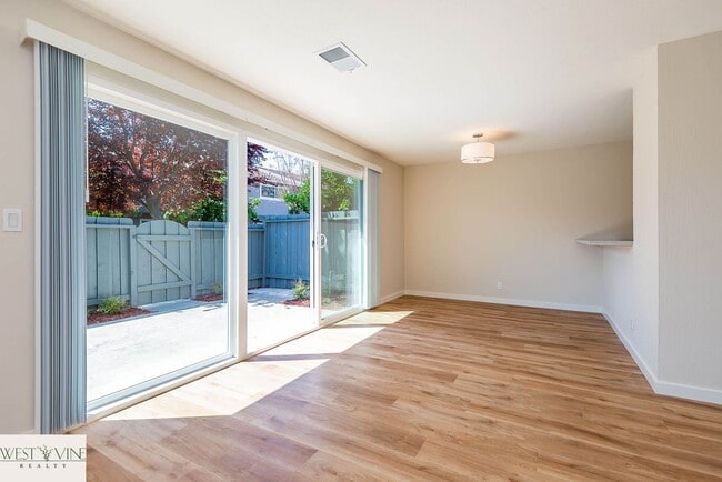 Building Photo - Beautiful 2 Bedroom Condo | Attached Garage | Washer/Dryer