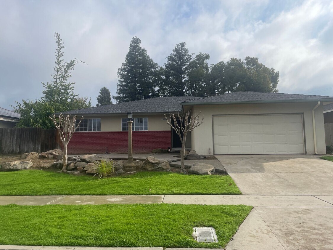 Primary Photo - Spacious home recently remodeled, newer ap...