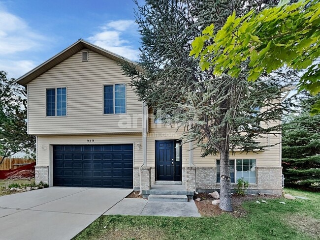 Building Photo - 939 740 S