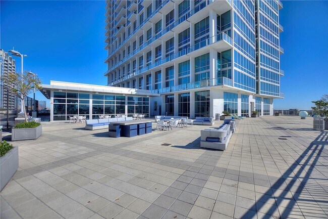 Foto del edificio - 150 E Robinson St