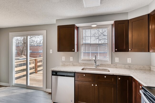 Building Photo - 1027 Pirates Ct