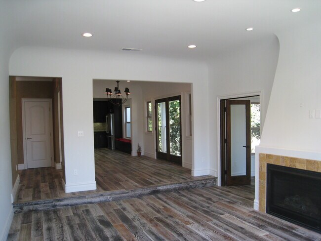 Building Photo - 1267 S Cloverdale Ave