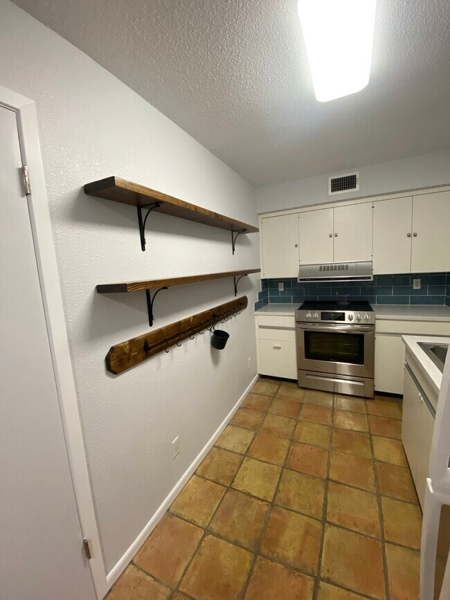 Building Photo - 220 Riverhill Club Ln