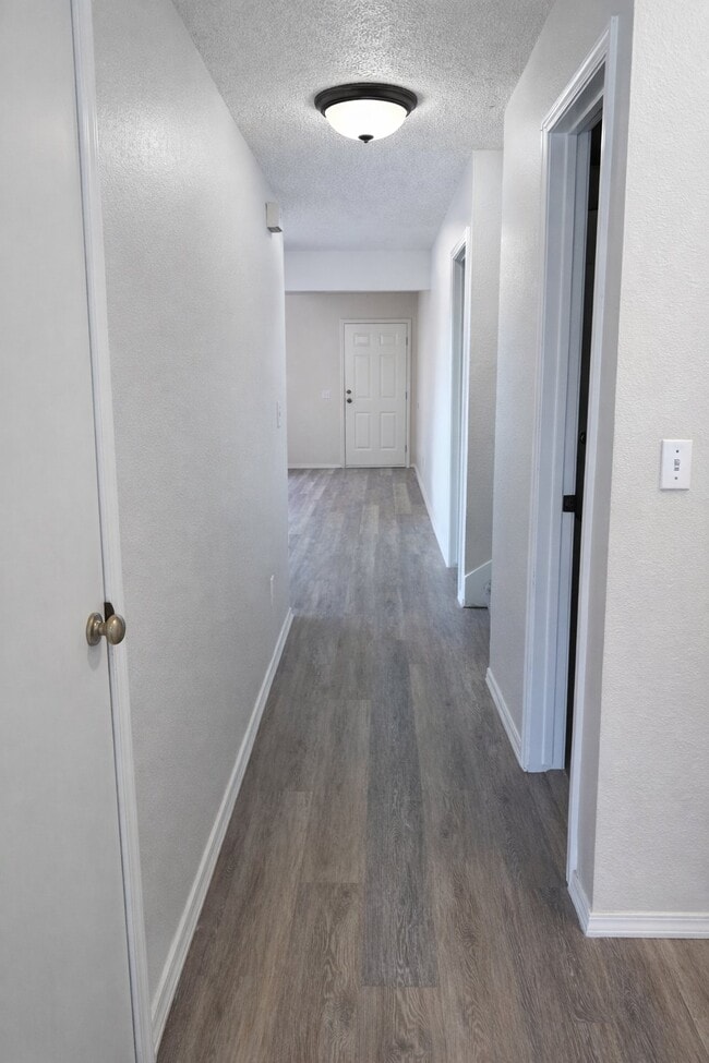 Building Photo - 1305 N Willow Dr