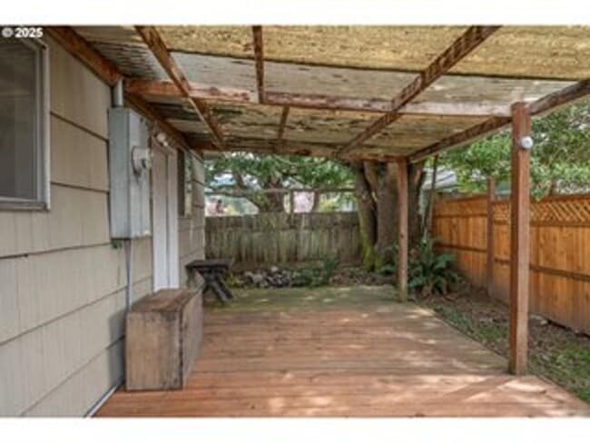 Building Photo - Charming 3 Bdrm, 1 Bath House across the s...