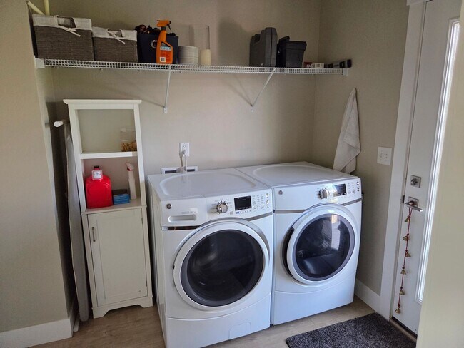Foto del edificio - 3 Bed 2.5 Bath Townhome | Peaceful Locatio...