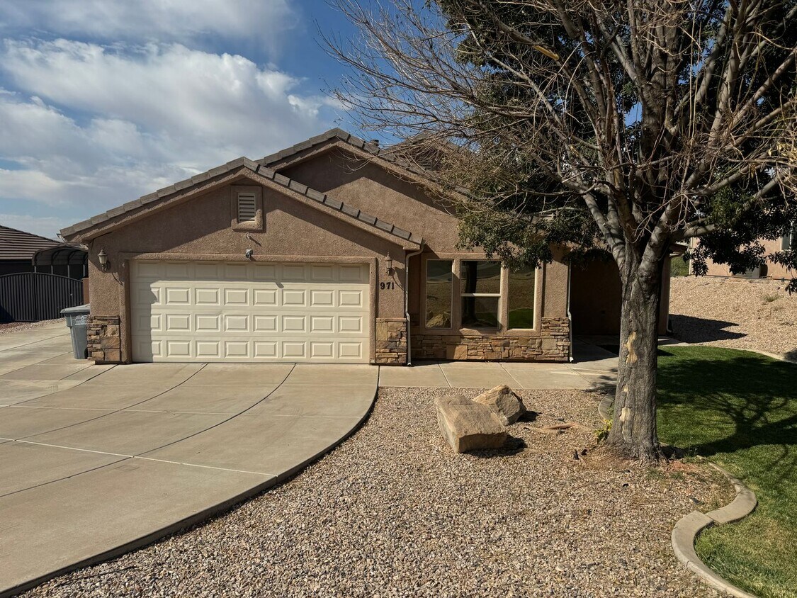 Primary Photo - FOUR BEDROOM!! Clean with NO neighbors beh...