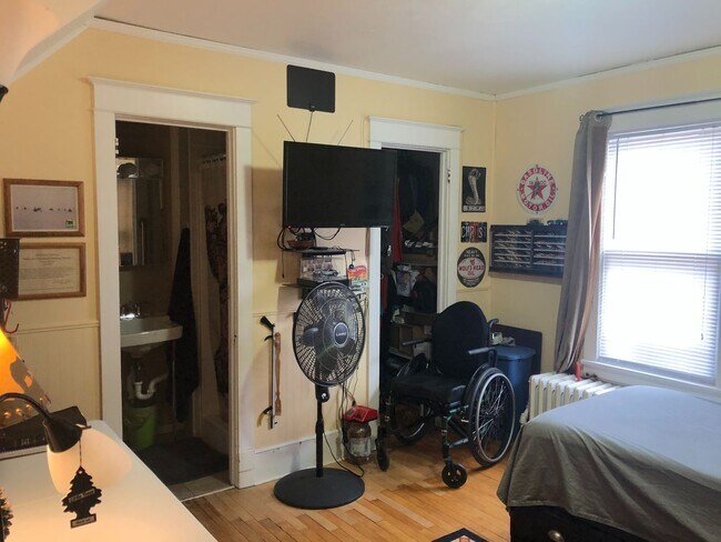 Building Photo - Large Five Bedroom Home in Lakeside!