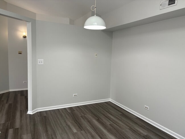 Building Photo - 1521 Commodore Ct