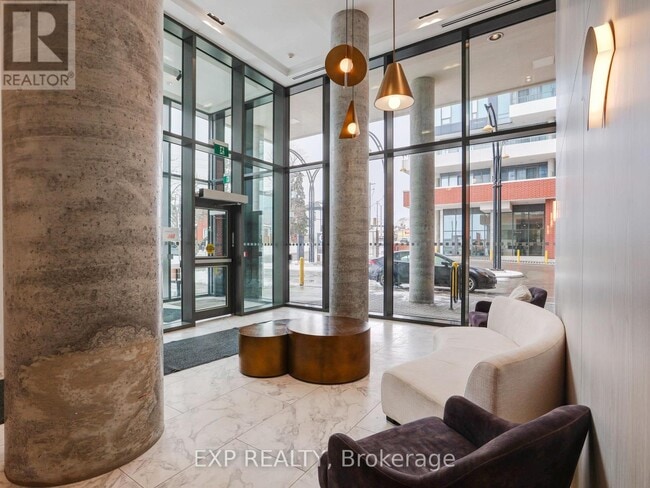 Building Photo - 15 Wellington St S