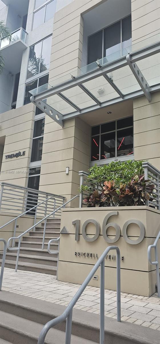 Building Photo - 1060 Brickell Ave