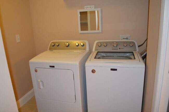 Building Photo - Avl 8/24 Prime BC location, 3BR/1.5BA reno...