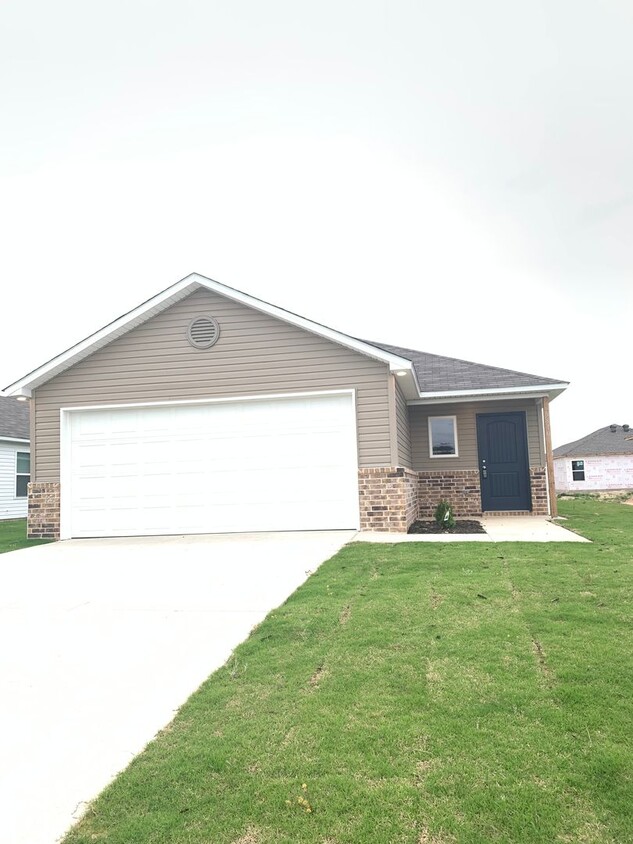 Foto principal - NEW 3 Bedroom home in Valley View School D...