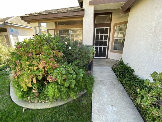 Building Photo - Charming Single-Story Home in Tracy — Acro...