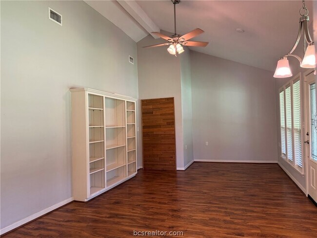 Foto del edificio - 6015 Los Robles Dr