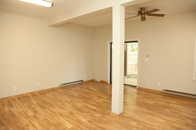 Building Photo - 3 Bedroom Townhouse in Minor Hill