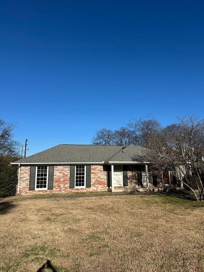 Foto del edificio - FANTASTIC 3 bed/1.5 bath House in West Meade