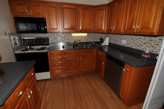 Building Photo - Immaculate Cape Cod for Lease