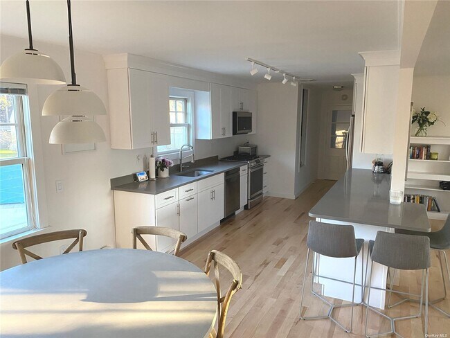 Foto del edificio - 795 Oyster Ponds Ln