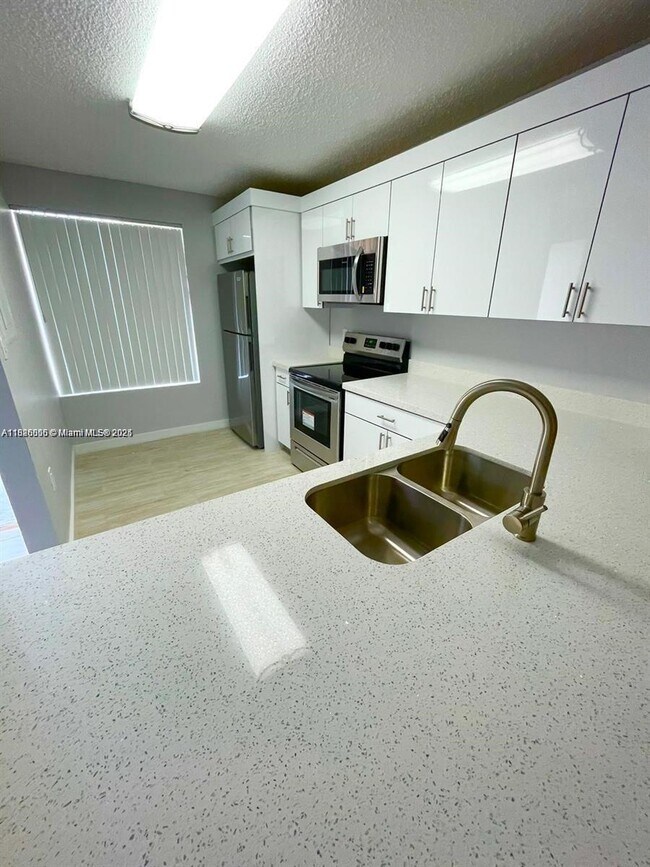 Foto del edificio - 8117 SW 21st Ct