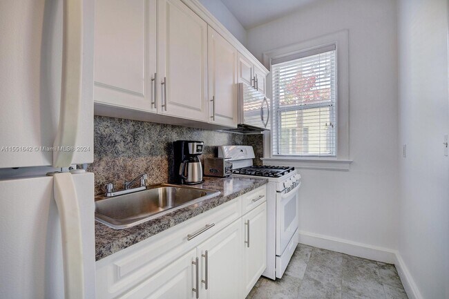 Building Photo - 900 16th St