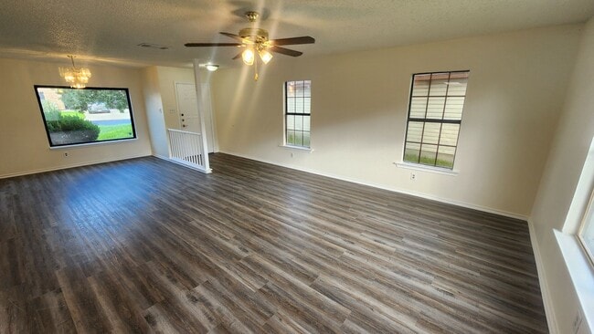Building Photo - 3-bedroom 2.5 Bath Home in Converse