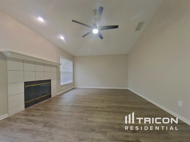 Foto del edificio - 906 Woodcraft Dr