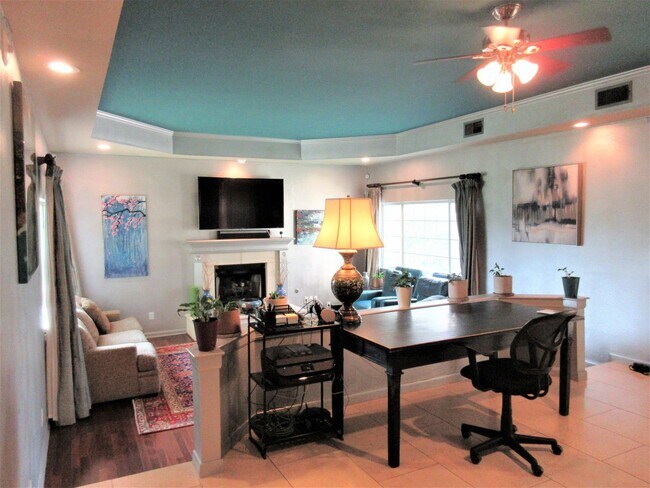 Foto del edificio - Furnished 3-bedroom in Travis Heights with Downtown Views!