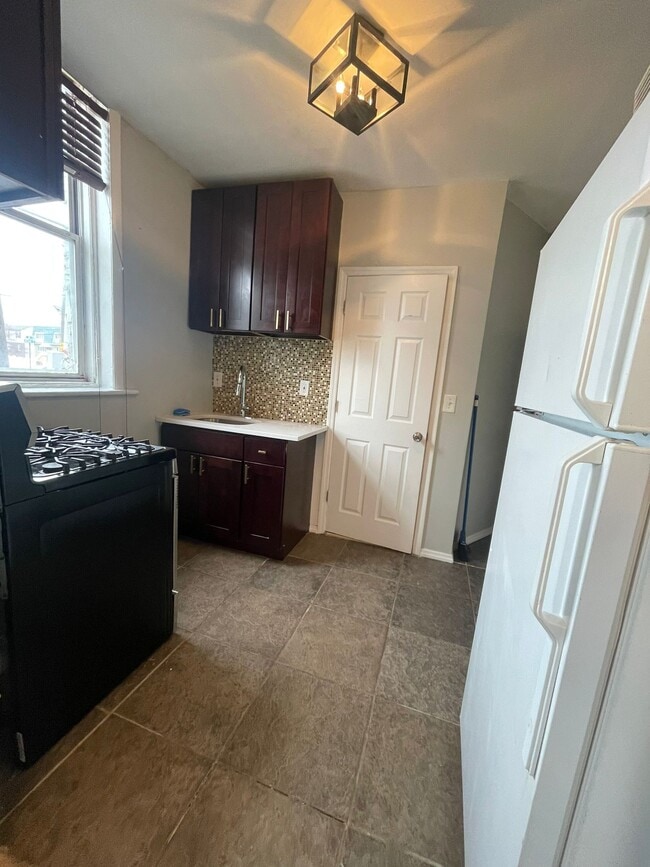 89-91 E 25th St #8 - 90 E 25th St