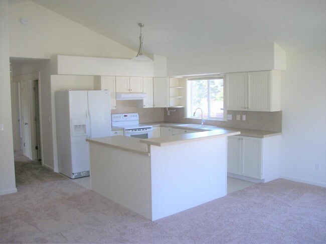 Building Photo - 245 SW 30th Street #C Newport, OR 97365