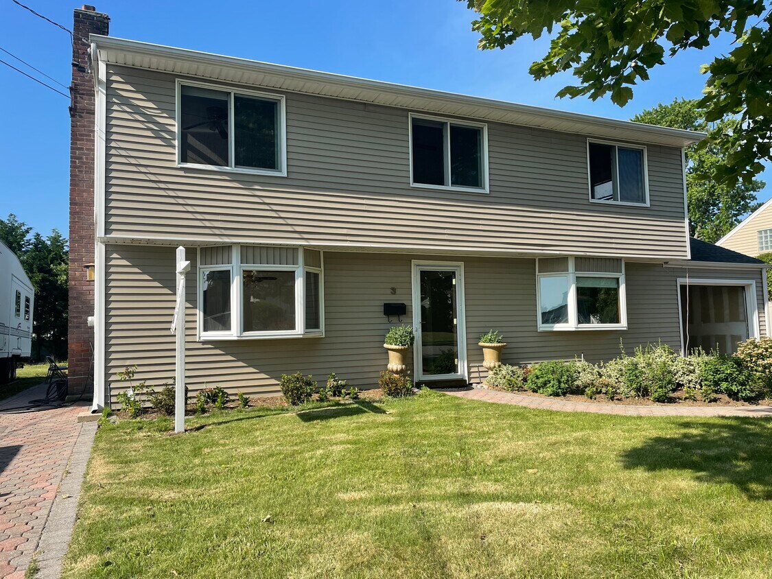 3 Franklin Plz, Massapequa, NY 11758 House Rental in Massapequa, NY