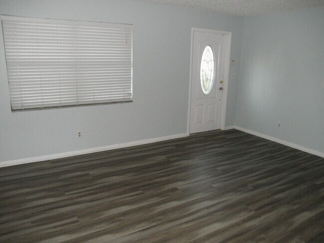 Foto del edificio - 4648 Summit Blvd