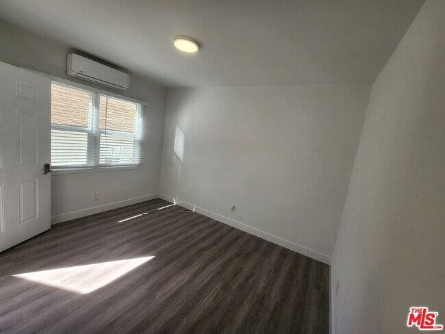 Foto del edificio - 383 Harvey Dr