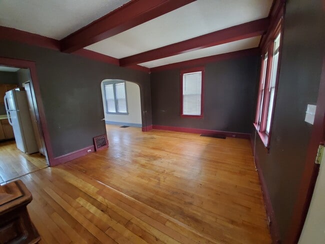 Building Photo - 922 N 13th Ave E