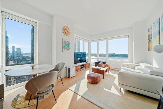 Building Photo - 550 W 45th St