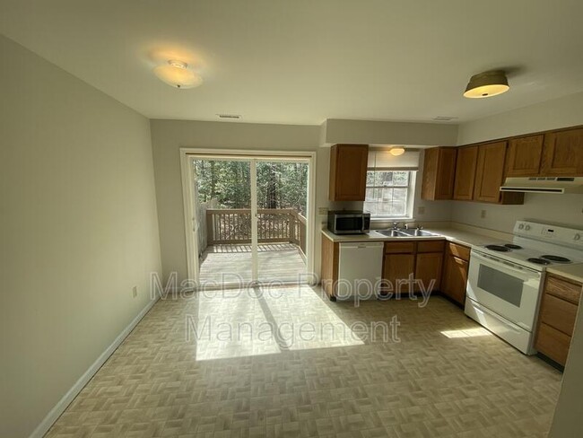 Building Photo - 16132 Clarence Ct