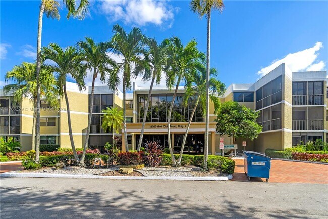 Foto del edificio - 16100 Golf Club Rd
