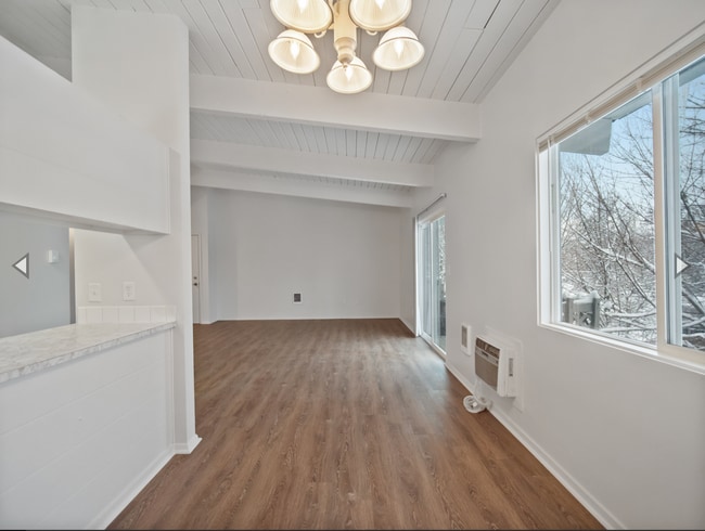 Foto del edificio - DESIRABLE MILLWOOD NEIGHBORHOOD ON TREE LINED STREET