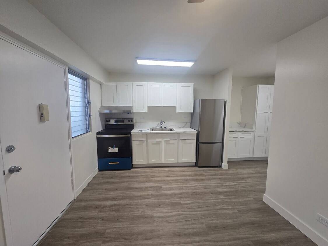 Foto principal - Conveniently located and secured 1-bedroom...