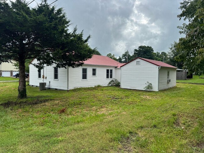 Building Photo - 4 Bedroom 1 Bathroom Home Located in Greeneville, TN