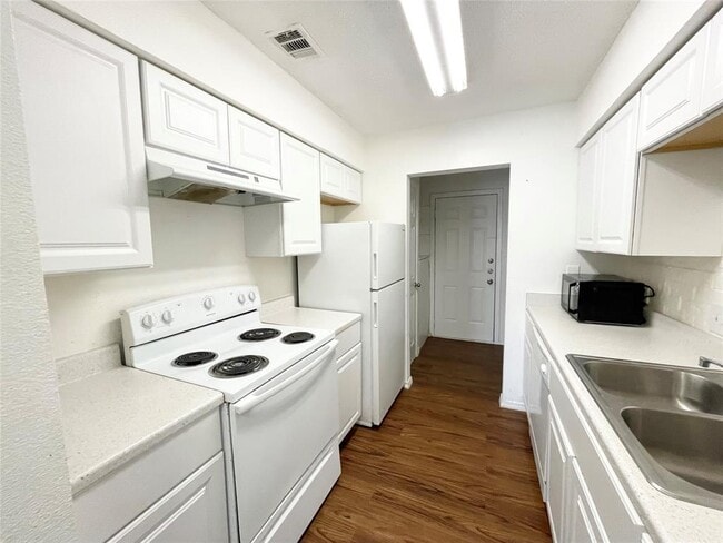 Building Photo - 8208 Sam Rayburn Dr