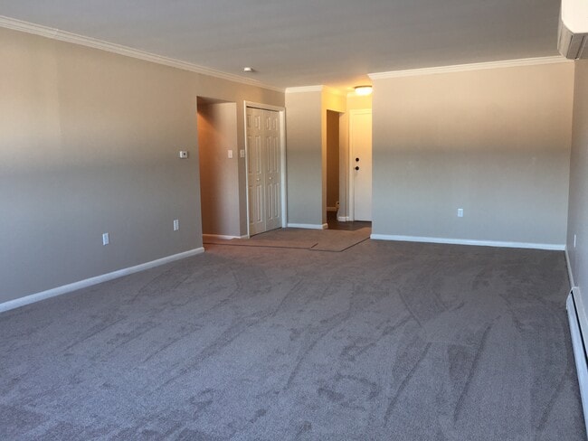 Sala de estar mirando hacia la puerta de entrada. - 3643 N Front St