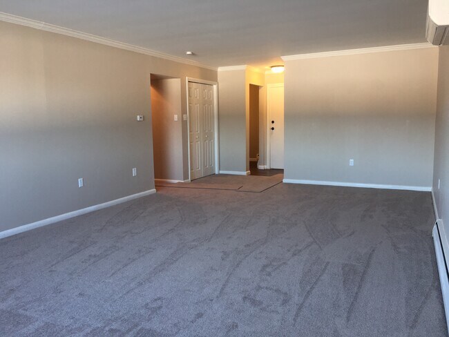 Sala de estar mirando hacia la puerta de entrada. - 3643 N Front St