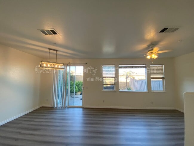 Foto del edificio - 24724 Ambervalley Ave