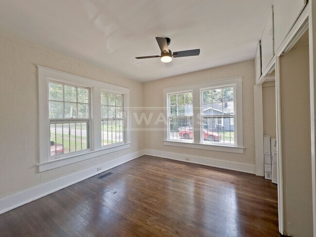 Foto del edificio - Charming 2-Bedroom Craftsman Bungalow in Woodlawn