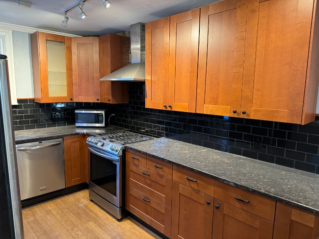 Building Photo - 807 Alter St
