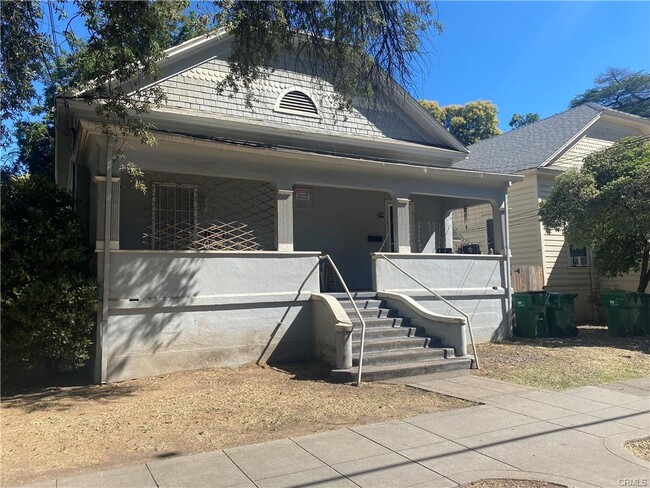 Building Photo - 403 W 6th St